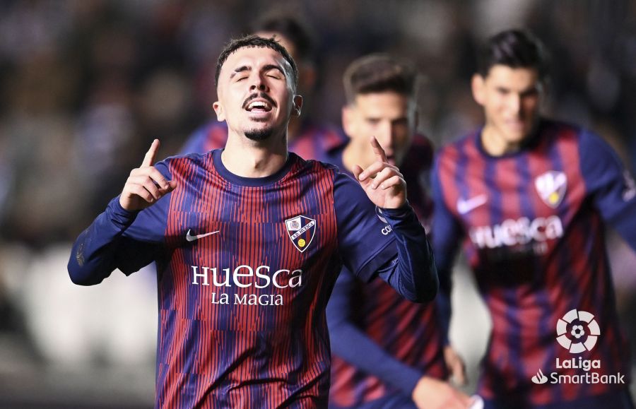 Huesca Burgos, Joaquín celebra el gol con el que abrió el partido contra el Burgos al filo del descanso. Foto: LaLiga