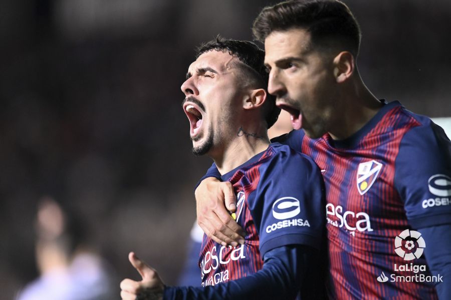 Juan Carlos abraza a Joaquín autor del gol con el que el Huesca comenzó mandando en el partido contra el Burgos. Foto: LaLiga