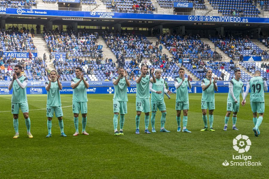 Los jugadores del Huesca antes del inicio del partido contra el Oviedo en el Tartiere. Foto: LaLiga