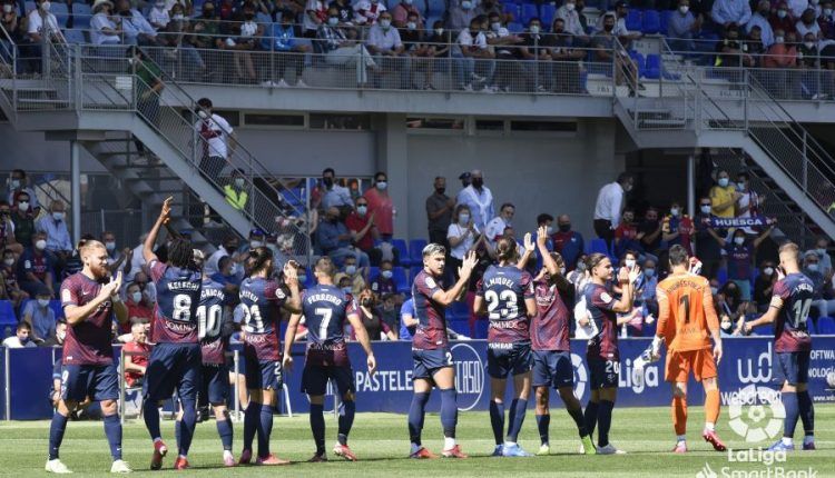Los jugadores del Huesca aplauden a sus aficionados antes del inicio del partido contra el Fuenlabrada. Foto: LaLiga