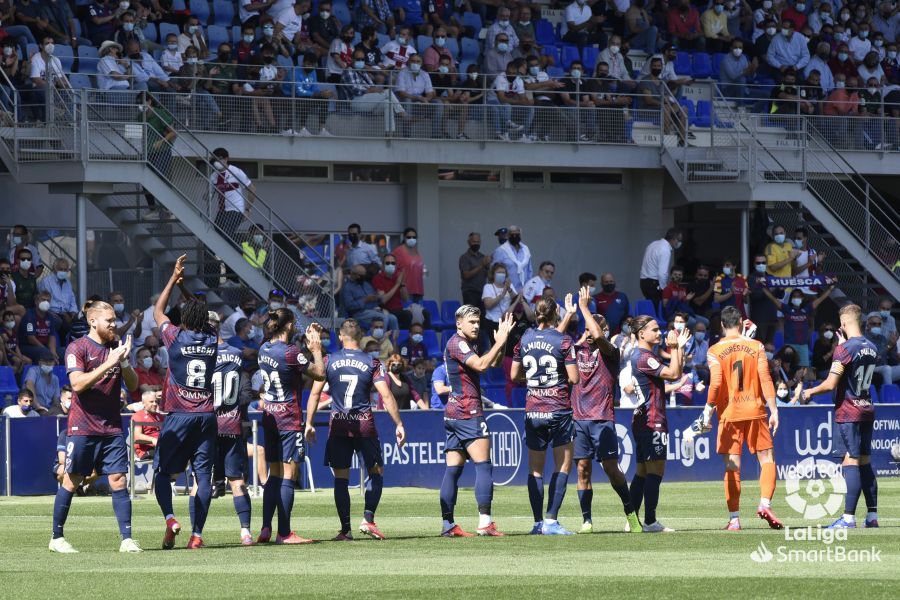 Los jugadores del Huesca aplauden a sus aficionados antes del inicio del partido contra el Fuenlabrada. Foto: LaLiga