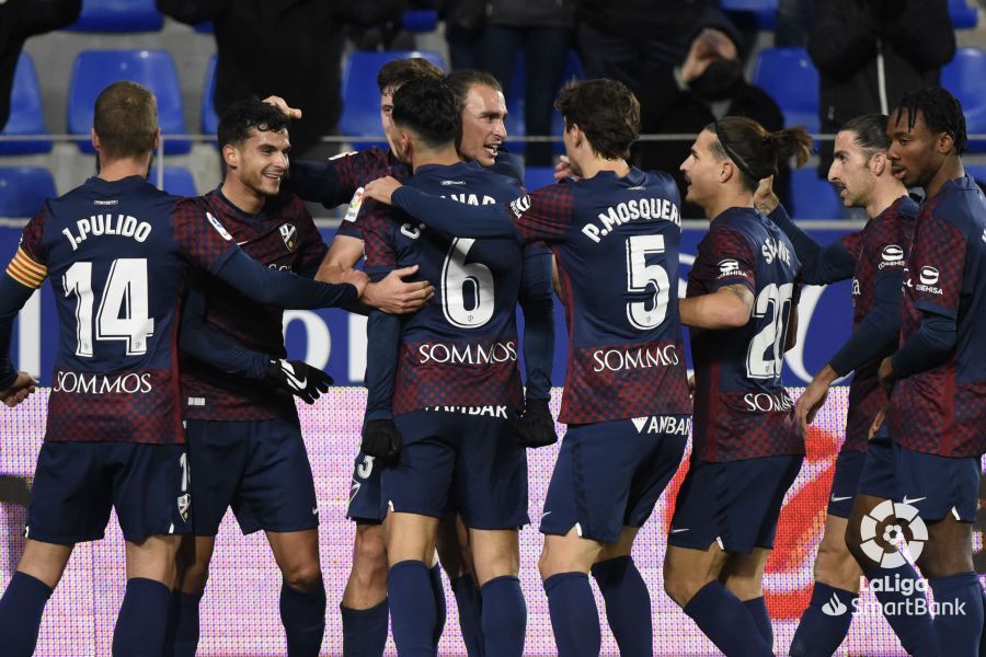 Los jugadores del Huesca celebran uno de los goles al Valladolid. Foto: LaLiga