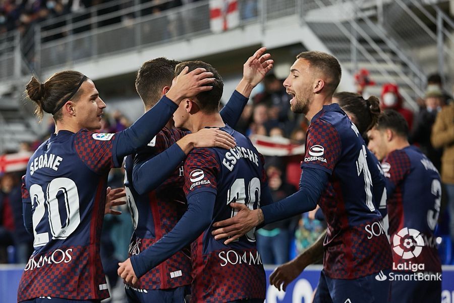 Los jugadores de la SD Huesca celebran uno de los tantos al Mirandés. Foto: LaLiga mayo