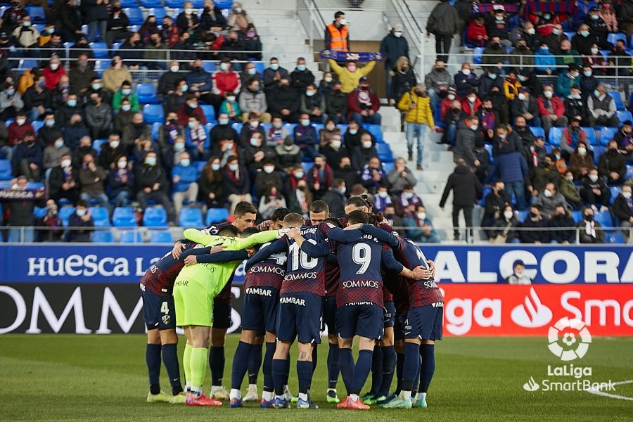 Los jugadores del Huesca hacen piña antes de iniciar el partido contra el Mirandés. Foto: LaLiga