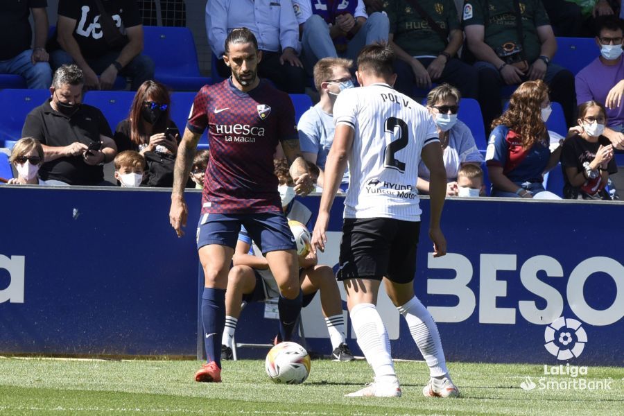 Marc Mateu controla la bola en el Huesca Fuenlabrada. Foto: LaLiga