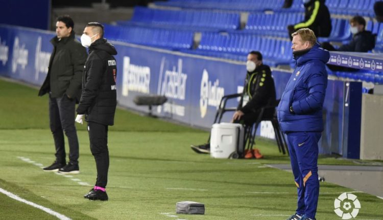 Míchel, al fondo de la imagen, en el partido entre el Huesca y el FC Barcelona de Koeman, en primer plano. Foto: LaLiga