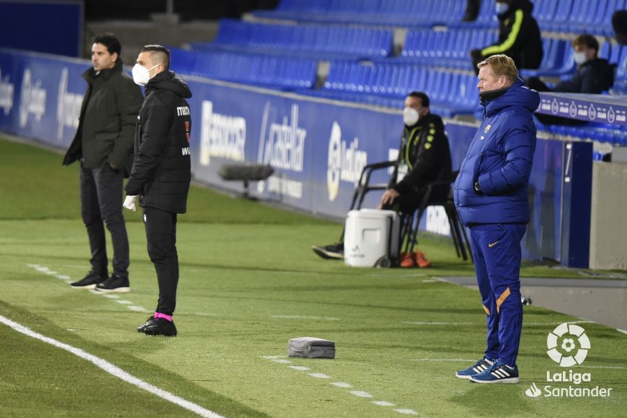 Míchel, al fondo de la imagen, en el partido entre el Huesca y el FC Barcelona de Koeman, en primer plano. Foto: LaLiga