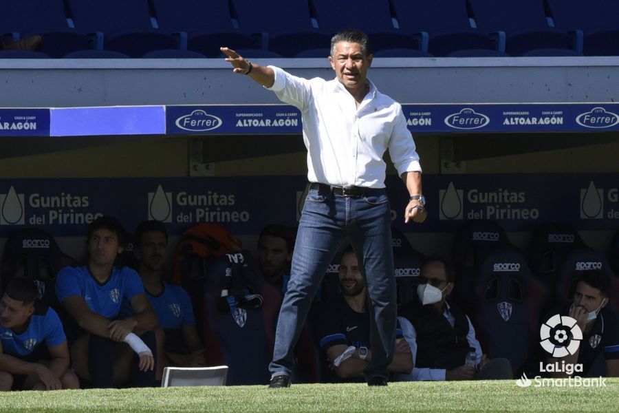 Nacho Ambriz ordena a sus jugadores en el Huesca Fuenlabrada. Foto: LaLiga