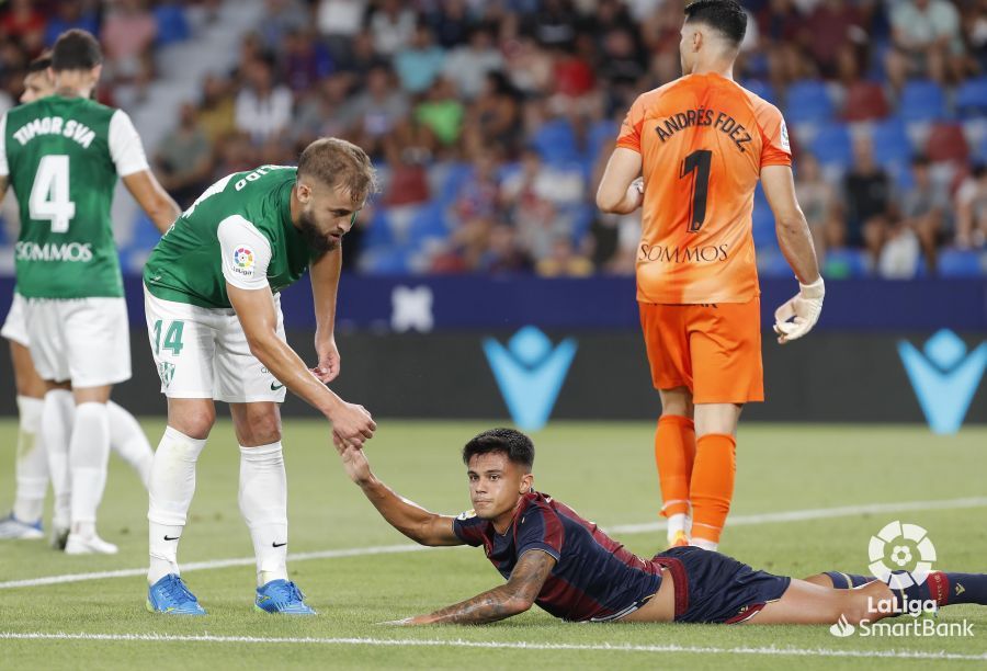 Pulido con Brugué tras quitarle el balón en una jugada donde el capitán dejó clara su veteranía y calidad. Foto: LaLiga