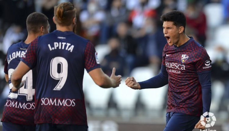 Salvador celebra el gol que adelantó al Huesca contra el Burgos, que empató poco después. Foto: LaLiga
