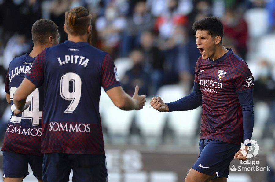 Salvador celebra el gol que adelantó al Huesca contra el Burgos, que empató poco después. Foto: LaLiga