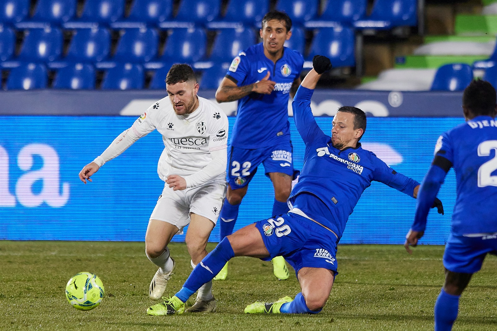 Galán es trabado por un jugador del Getafe. Foto: Cedida