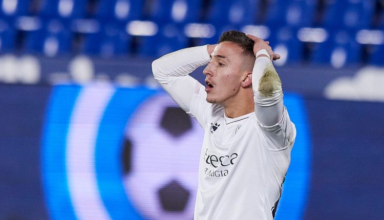 Escriche, titular en el primer partido de Pacheta con el Huesca, se lamenta tras una jugada. Foto: Cedida