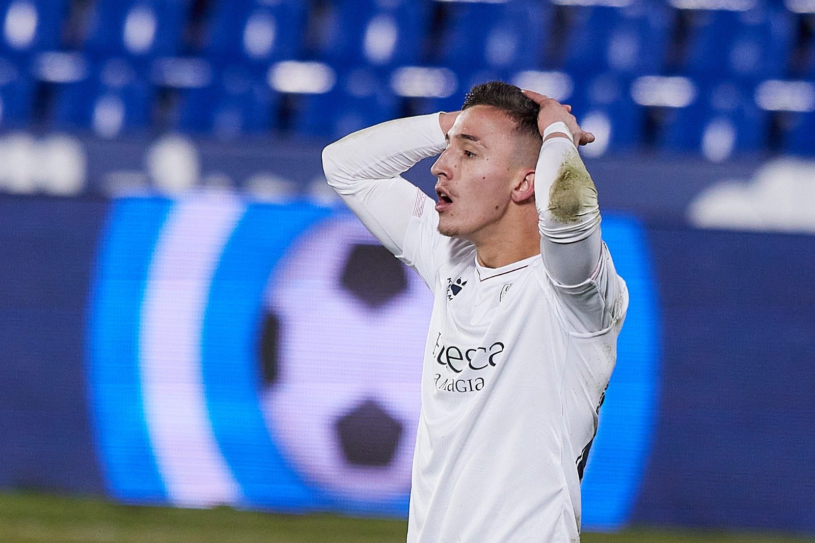 Escriche, titular en el primer partido de Pacheta con el Huesca, se lamenta tras una jugada. Foto: Cedida