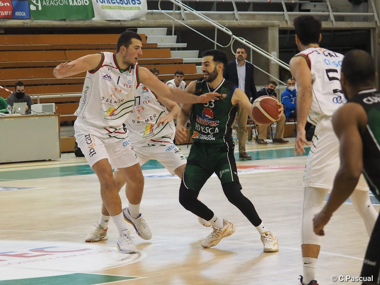 Parex lleva el balón ante la defensa de Palma. Foto: C.Pascual