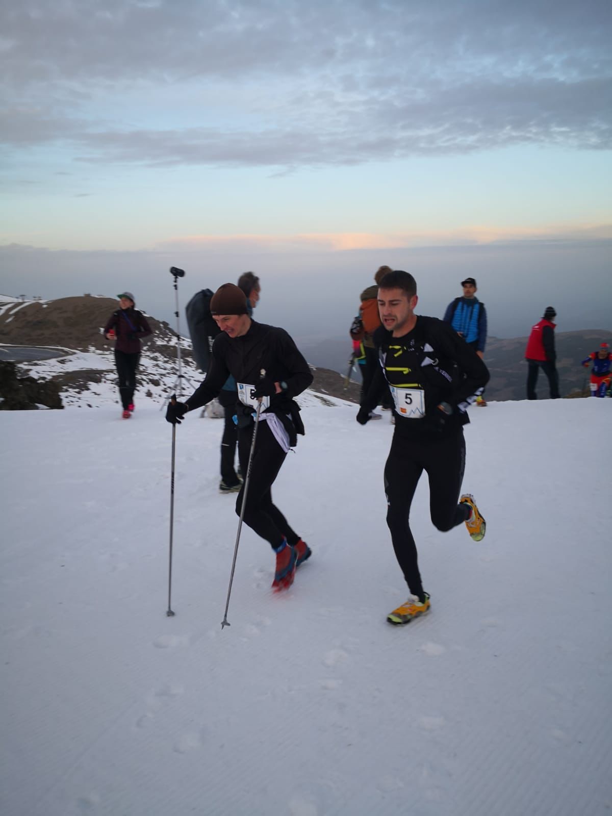 Dani Osanz, a la derecha de la imagen, durante la carrera en Sierra Nevada. Foto: Cedida