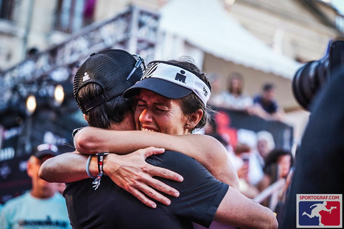 Tamara Vázquez abraza a Joserra tras el Ironman Vitoria que le dio billete a Hawái. Foto: Sportograf.com