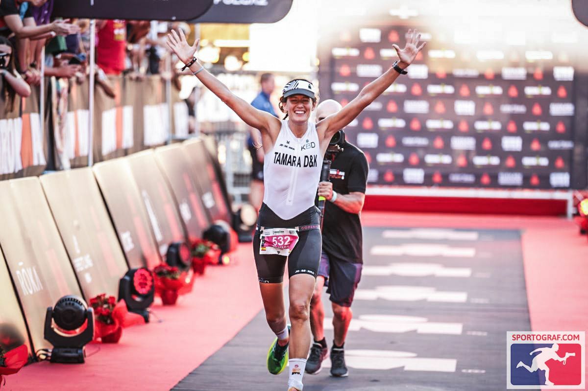 Tamara Vázquez, en la imagen, entta feliz en el Ironman Vitoria. Foto: Sportograf.com