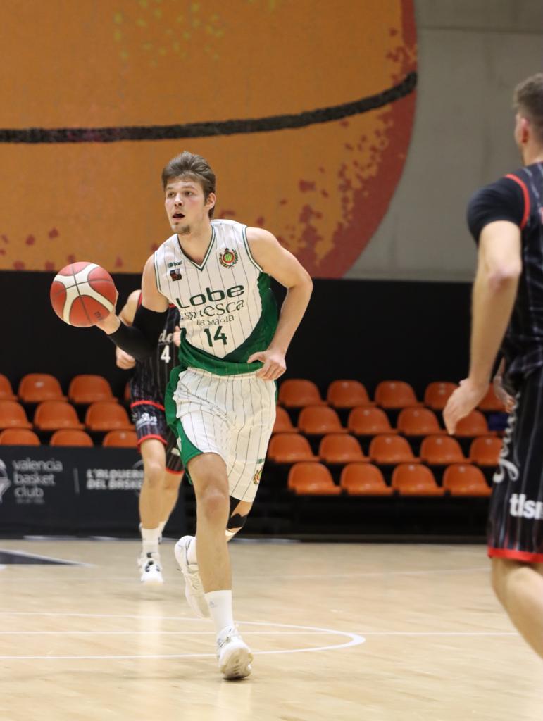 Pavle Stosic conduce el juego del Peñas en la importante victoria en Valencia. Foto: Cedida