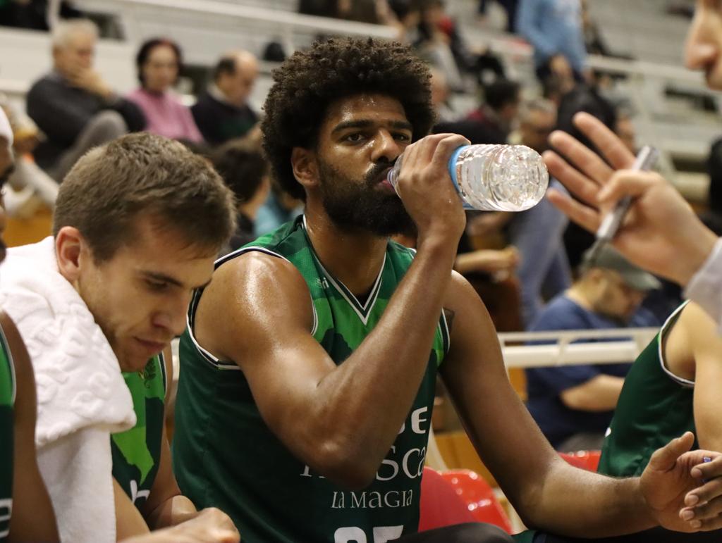 N'Guessan bebe en el banquillo y retoma fuerzas en el partido contra el Menorca. Foto: CB Peñas