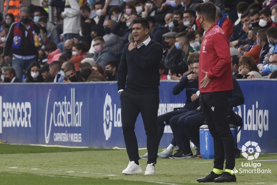 Xisco Muñoz da órdenes a sus jugadores en el debut en El Alcoraz. Foto: La Liga. SD Huesca Ponferradina