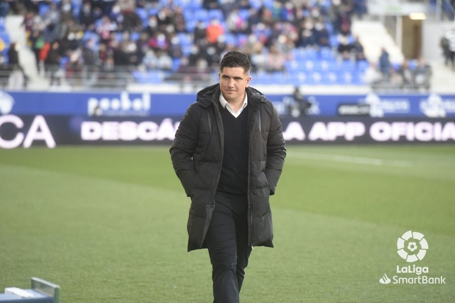 Xisco antes de iniciar el partido entre el Huesca y el Lugo. Foto: LaLiga