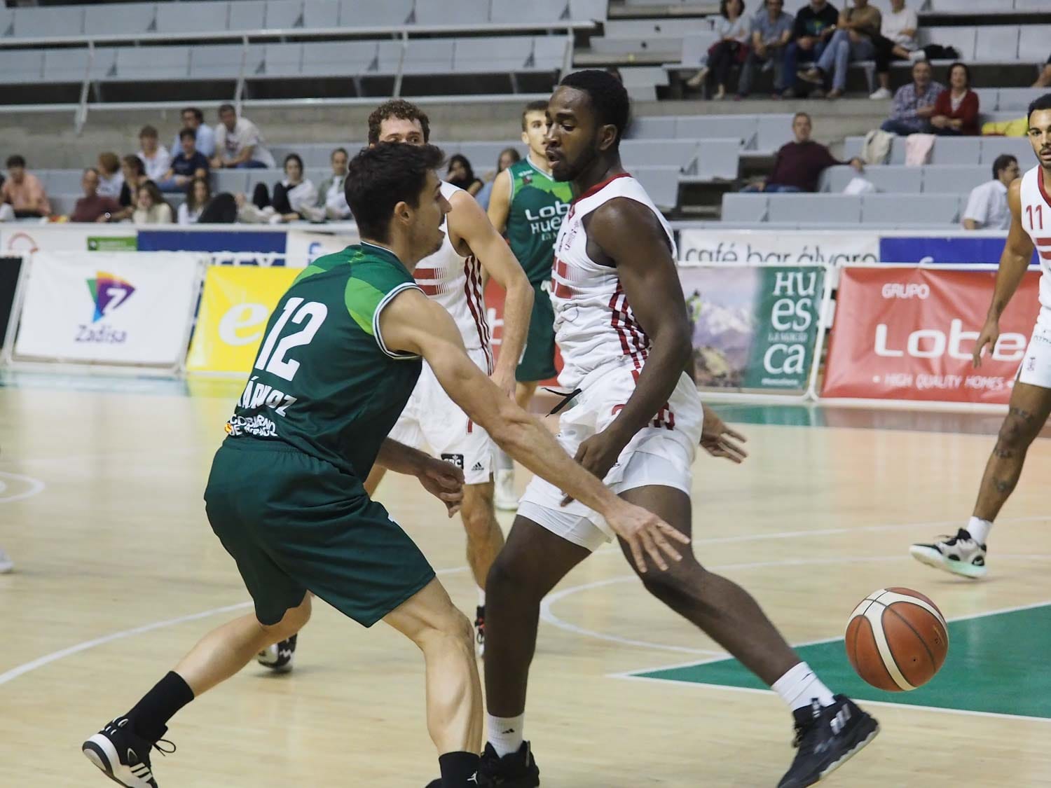 Yarnoz pasa el balón en el partido del Peñas contra el Cartagena. Foto: C.Pascual