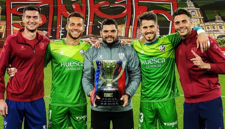 Adrián Mallén, con el título de Liga conseguido por el Huesca el pasado año en Segunda División | Foto: Twitter