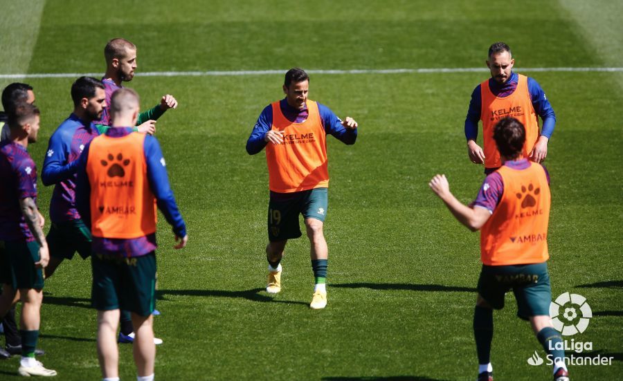 Pedro López en el calentamiento previo al Alavés - Huesca. Foto: La Liga.