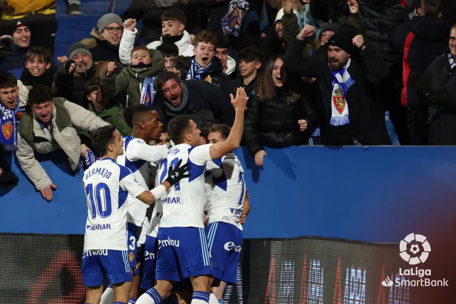 Jugadores del Zaragoza celebran uno de los goles de la primera parte en el derbi contra el Huesca. Foto: LaLiga