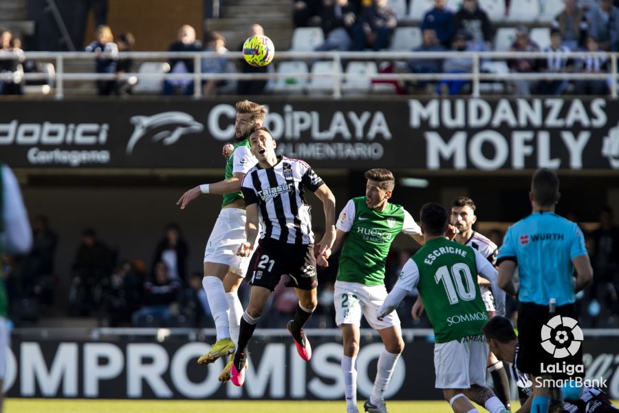 Pulido saca un balón ante Olivas en el Cartagena - SD Huesca. Foto: LaLiga