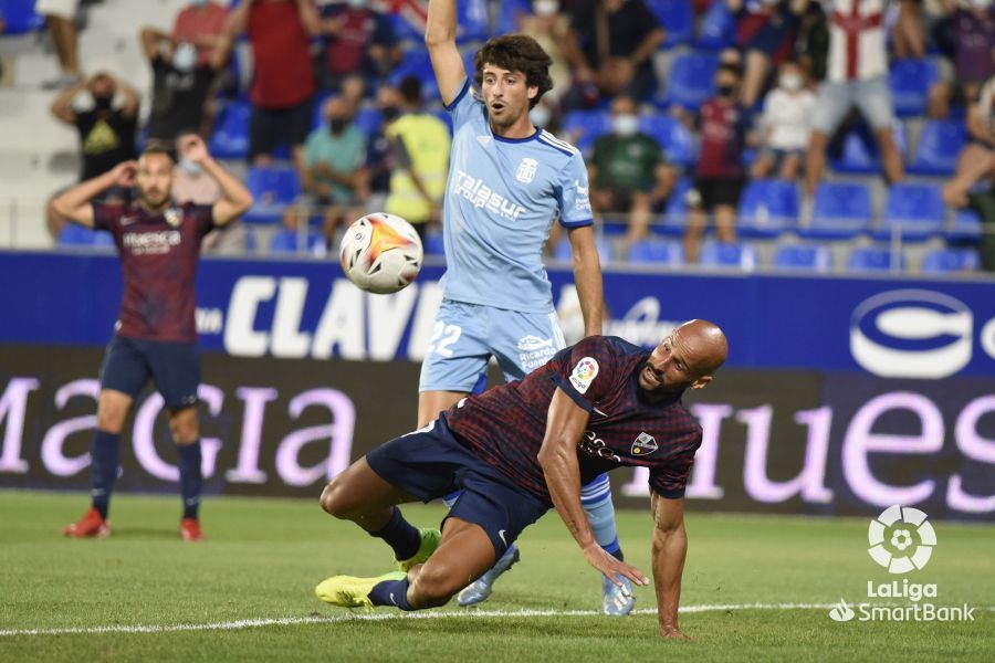 Mikel Rico y Julián Delmás en el pasado Huesca-Cartagena. Foto: La Liga.