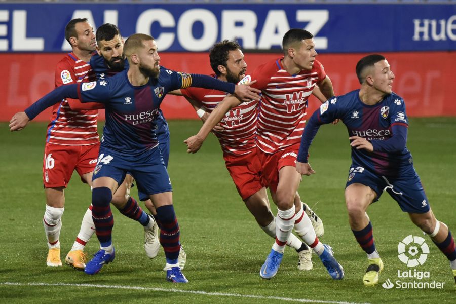 Jugadores del Huesca intentan rematar una falta ante el Granada | Foto: LFP