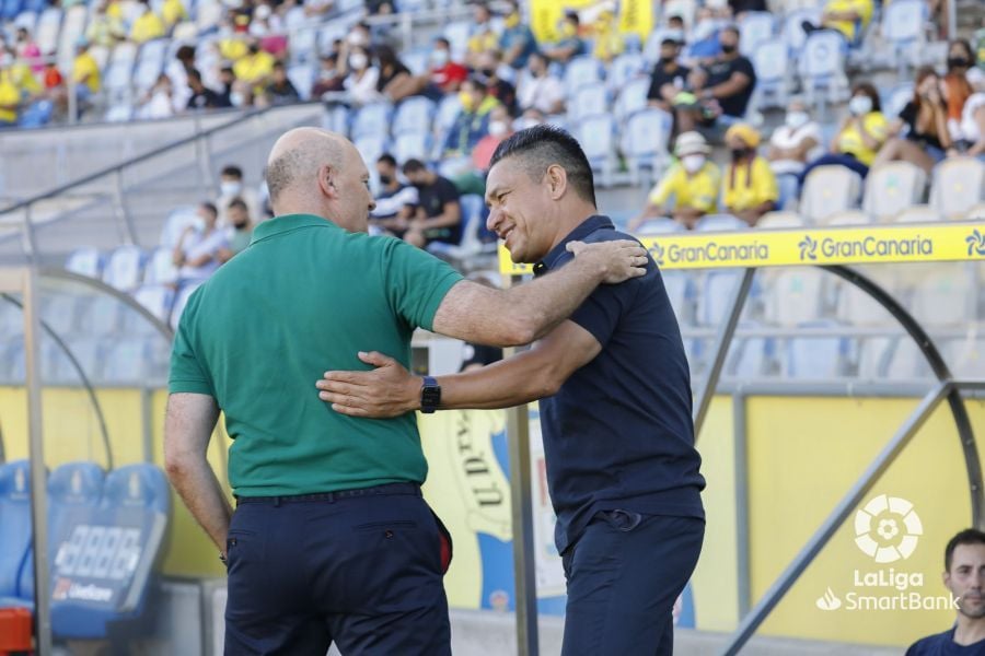 Ambriz y Mel se saludan junto al banquillo Las Palmas Huesca