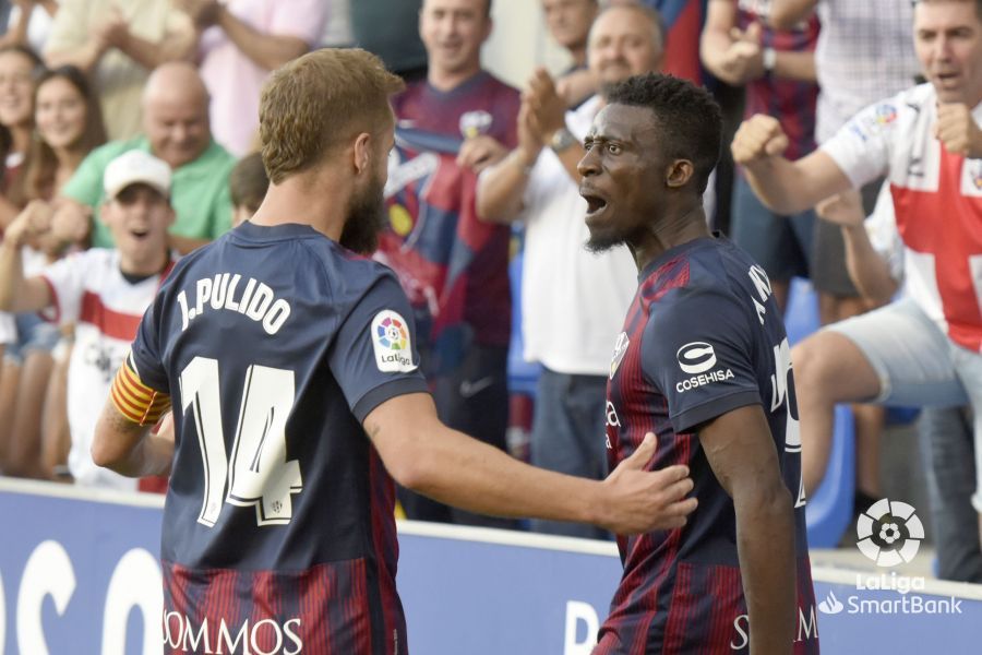 Pulido y Kanté celebrando un tanto de la SD Huesca. Foto: La Liga.