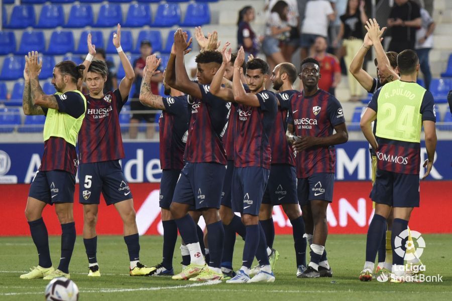 Jugadores del Huesca celebran victoria