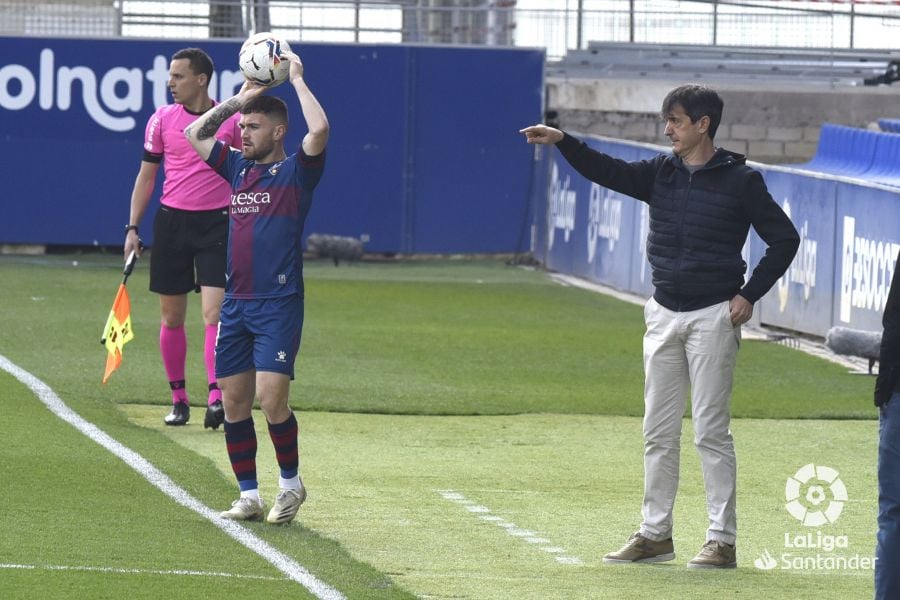 Pacheta dando indicaciones en el Huesca-Celta. Foto: La Liga.