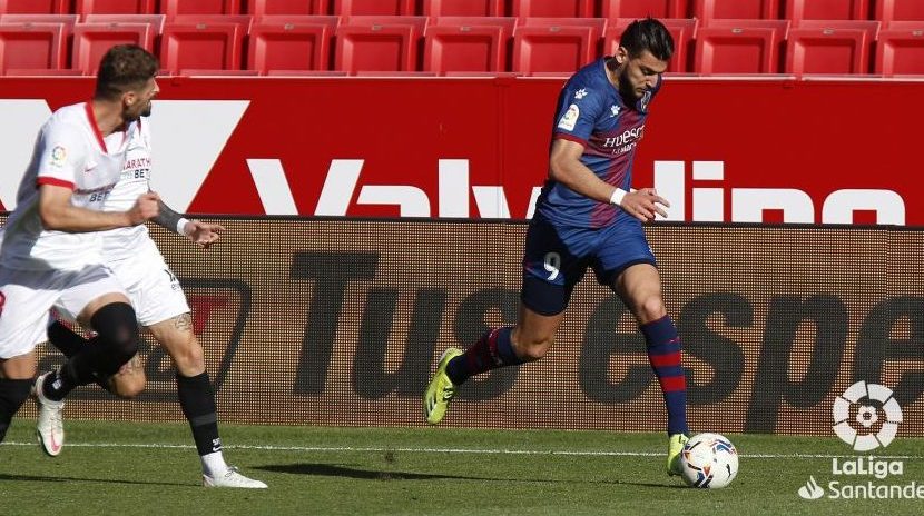 Rafa Mir con el esférico en el Sevilla-Huesca. Foto: La Liga.