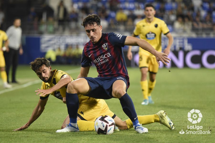 Vilarrasa en una acción defensiva, tras la roja de Florian. Foto: La Liga.