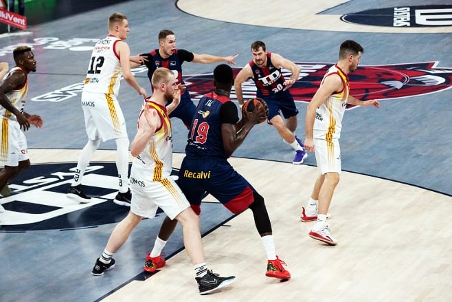 Hlinason, defendiendo a Fall en el duelo del domingo . Foto: Saski Baskonia