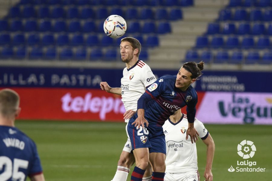 Jaime Seoane en la lucha por el esférico. Foto: La Liga.