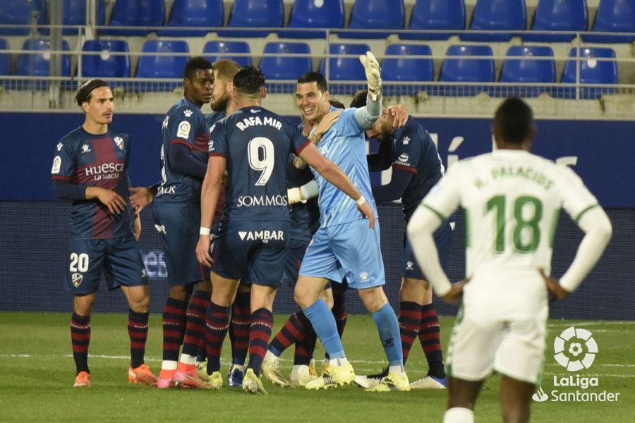 Los jugadores del Huesca celebran la victoria ante el Elche. Foto: LaLiga