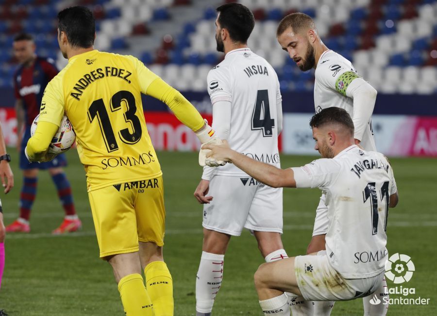 Andrés y Pulido levantan a Galán en el Levante-Huesca. | Foto: LaLiga