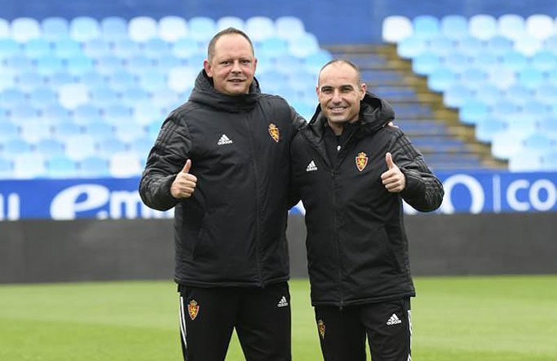 Víctor Burdaló (izda) junto a Iván Martínez en la estructura de técnicos del Real Zaragoza