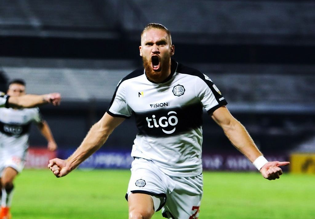 Isidro Pitta celebra un gol con el Olimpia.