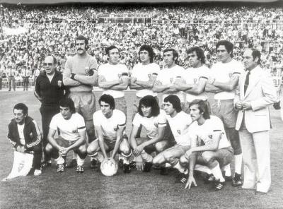 Los Zaraguayos, con Luis Carriega de traje. El técnico conoce el trayecto entre Oviedo y Zaragoza