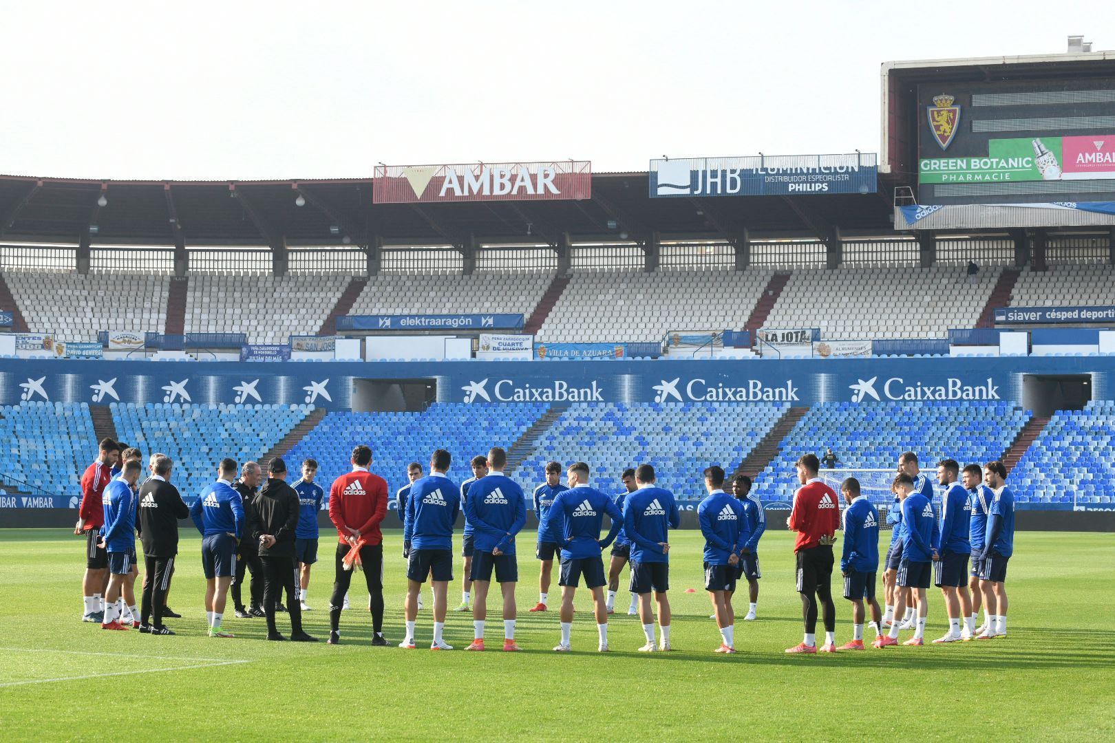 El Real Zaragoza entrena en La Romareda