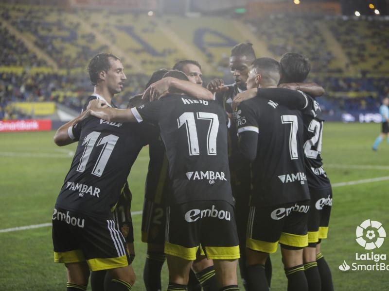 El Zaragoza celebra el triunfo en Las Palmas