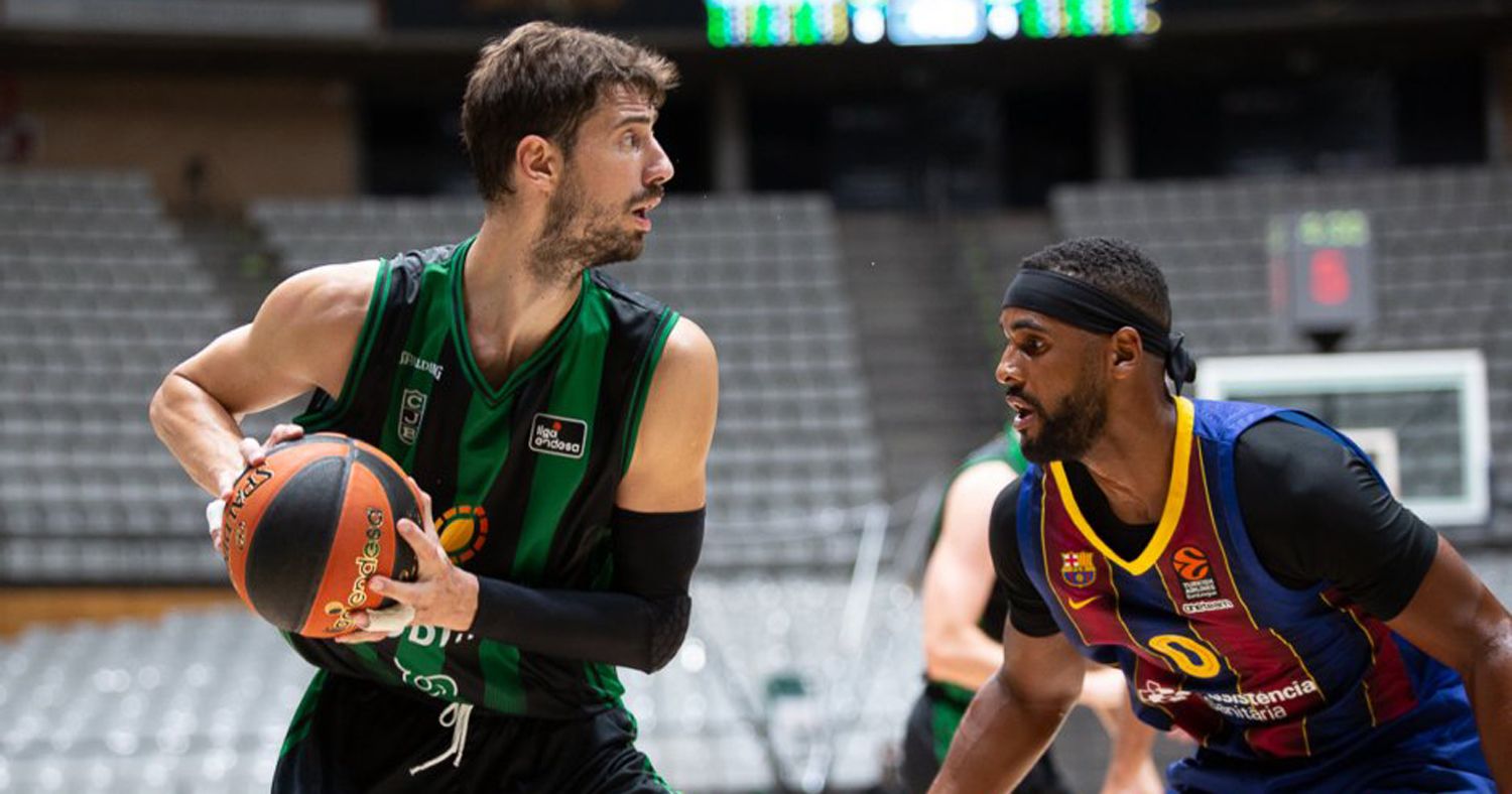 Ante Tomic encara al jugador del Barcelona Brando Davies. Fuente de la imagen: penya.com