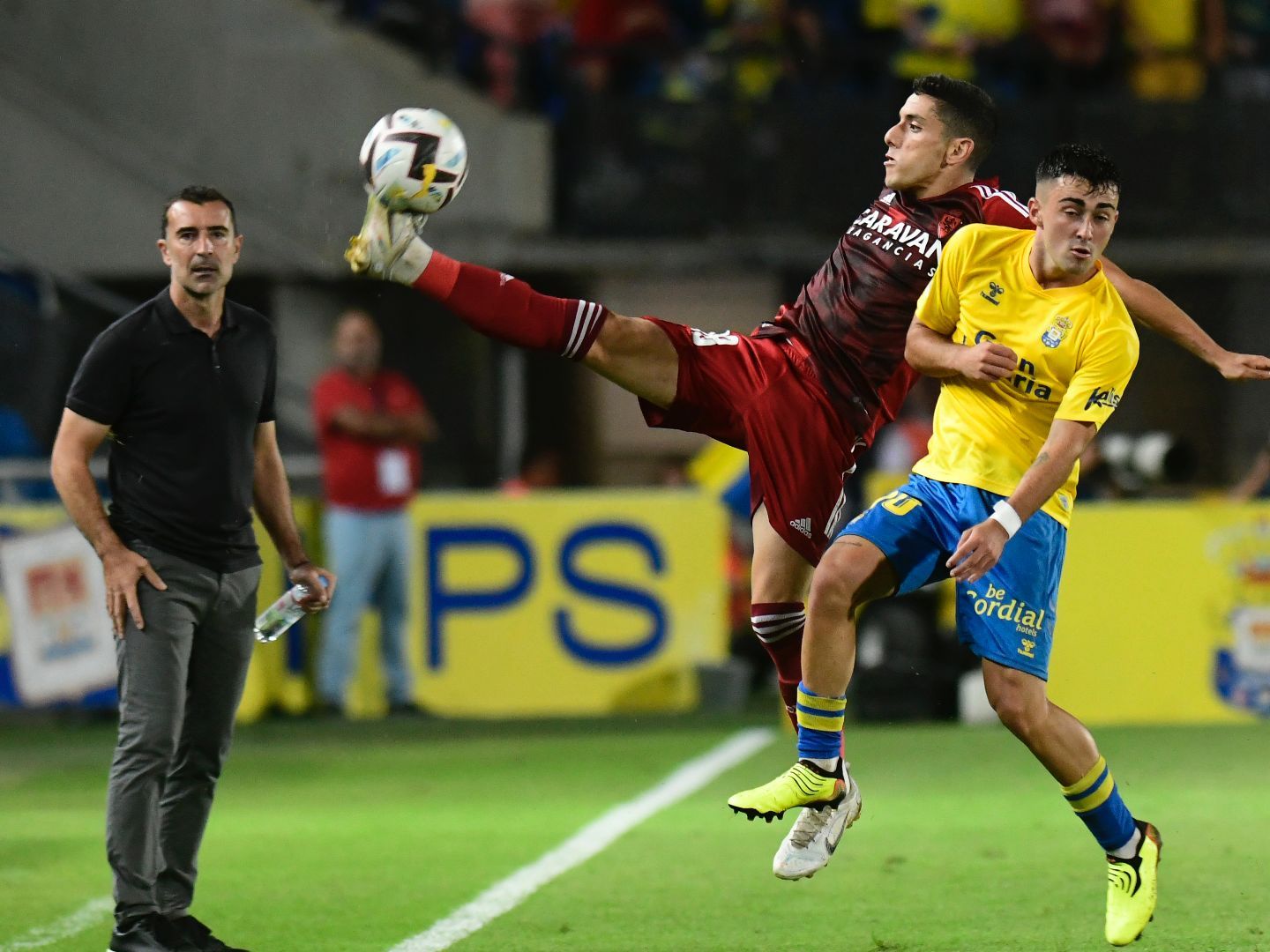 Fran Gámez disputa el balón ante Moleiro || Foto: RZ